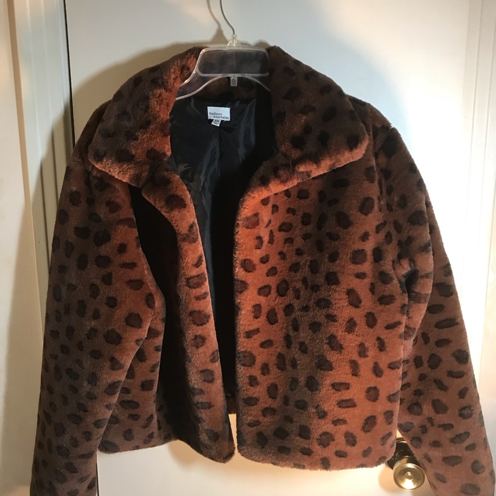 Madison & Berkeley Leopard Print Cropped Jacket Coat, Faux Fur. Size XXL.